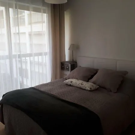 Front De Avec Piscine Apartmán