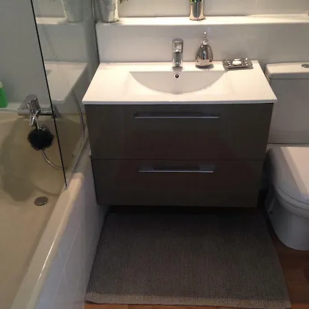 Front De Avec Piscine דירה